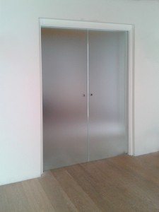 porta vetro satinato con cassa legno laccato vetro float trasparente vetra srl vetrate artistiche udine pordenone treviso alessandra rosso vetra (4)                             